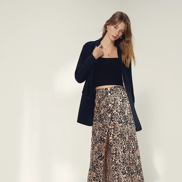 Aritzia Wilfred Button Midi skirt - Picture 2 of 6